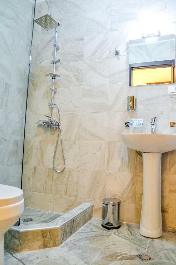 Hotel Garden Tbilisi ภายนอก รูปภาพ